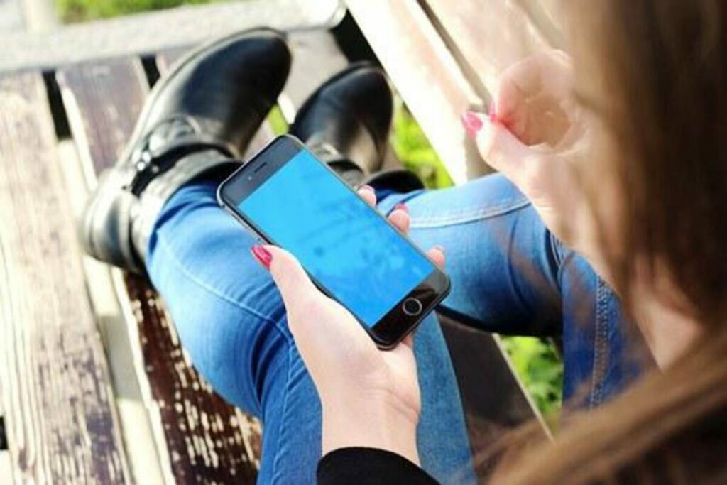 how to clean phone screen