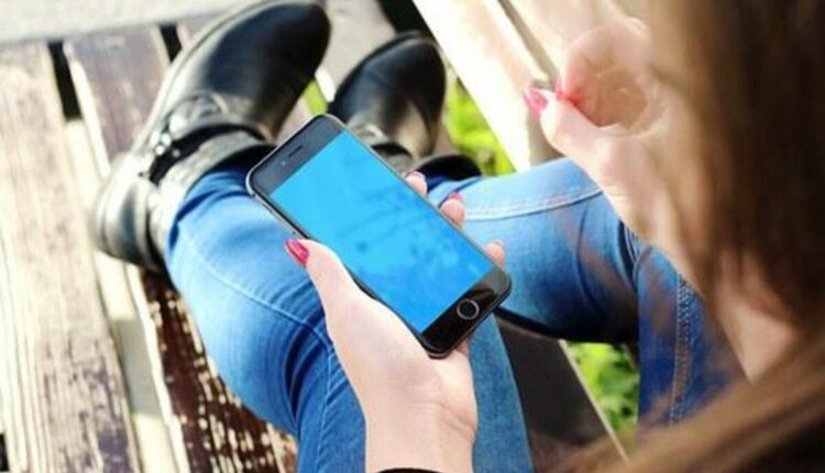 how to clean phone screen