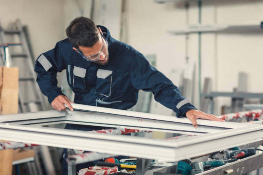 vacuum insulating glass
